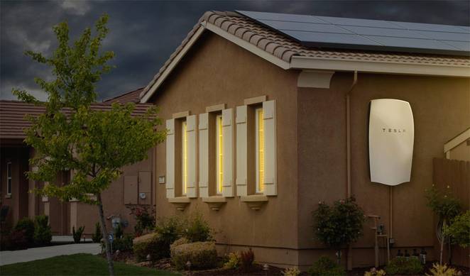 A közeljövőben a Tesla akkumulátor megjelenik az amerikai házak falain.