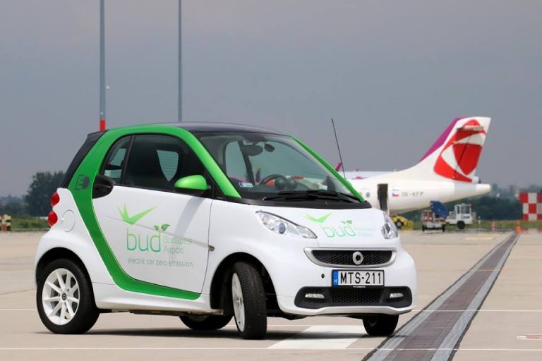 Elektromos autó a Budapest Airport kifutópályáján